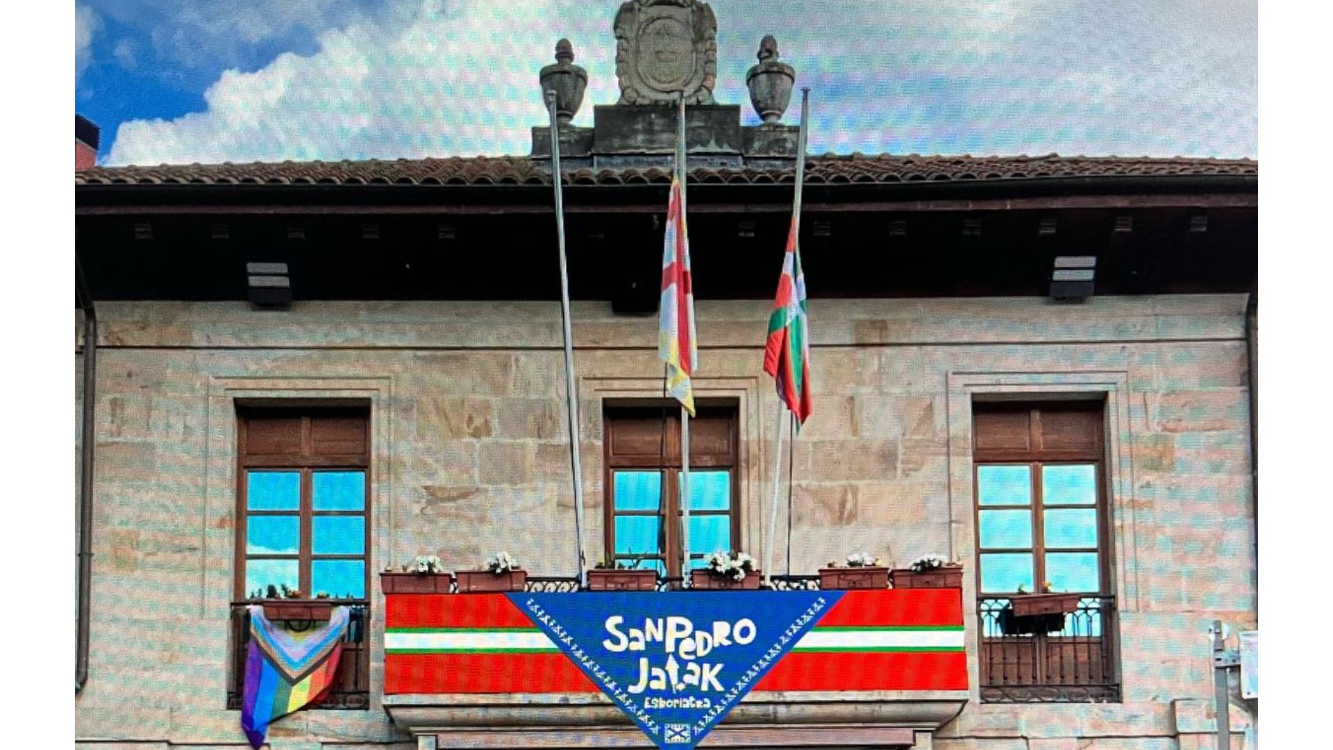Tras el txupinazo, el himno de Eskoriatza