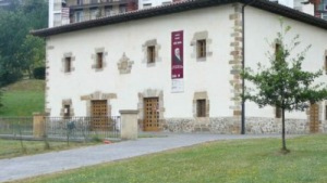 Ibarraundiren  desakfezioa  jendaurrean